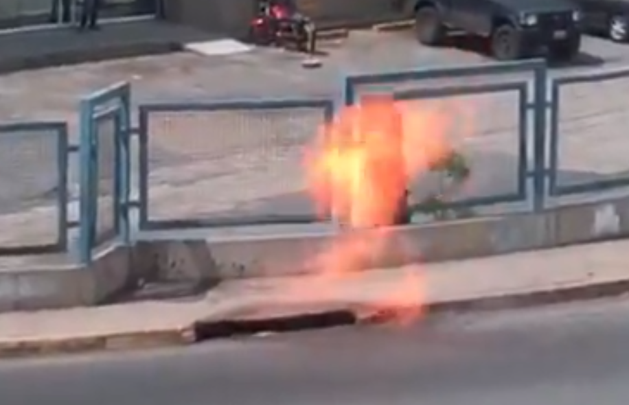 Llamas se escapan de alcantarilla tras fuga de gas en Lechería (VIDEO)