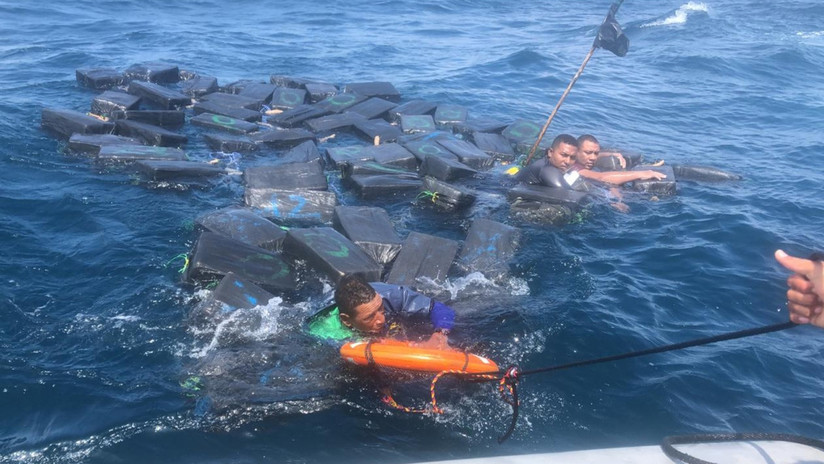 Tres narcos fueron rescatados flotando entre paquetes de cocaína en Colombia (Video)