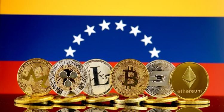 Para entender el tema de las criptomonedas primero hay que formarse, dice el economista Aaron Olmos