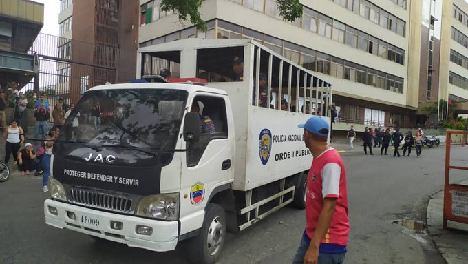 Familiares de presos en Zona 7 de Boleíta denuncian que les cobran hasta en dólares #4Sep (Video)