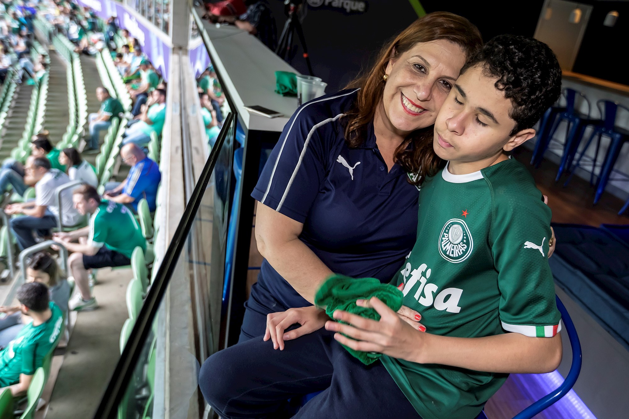 La emocionante historia de una madre que narra los partidos a su hijo ciego (Fotos)