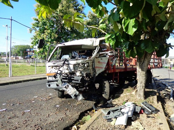 En Tucupita, un camión de gas se accidentó y los vecinos se robaron las bombonas