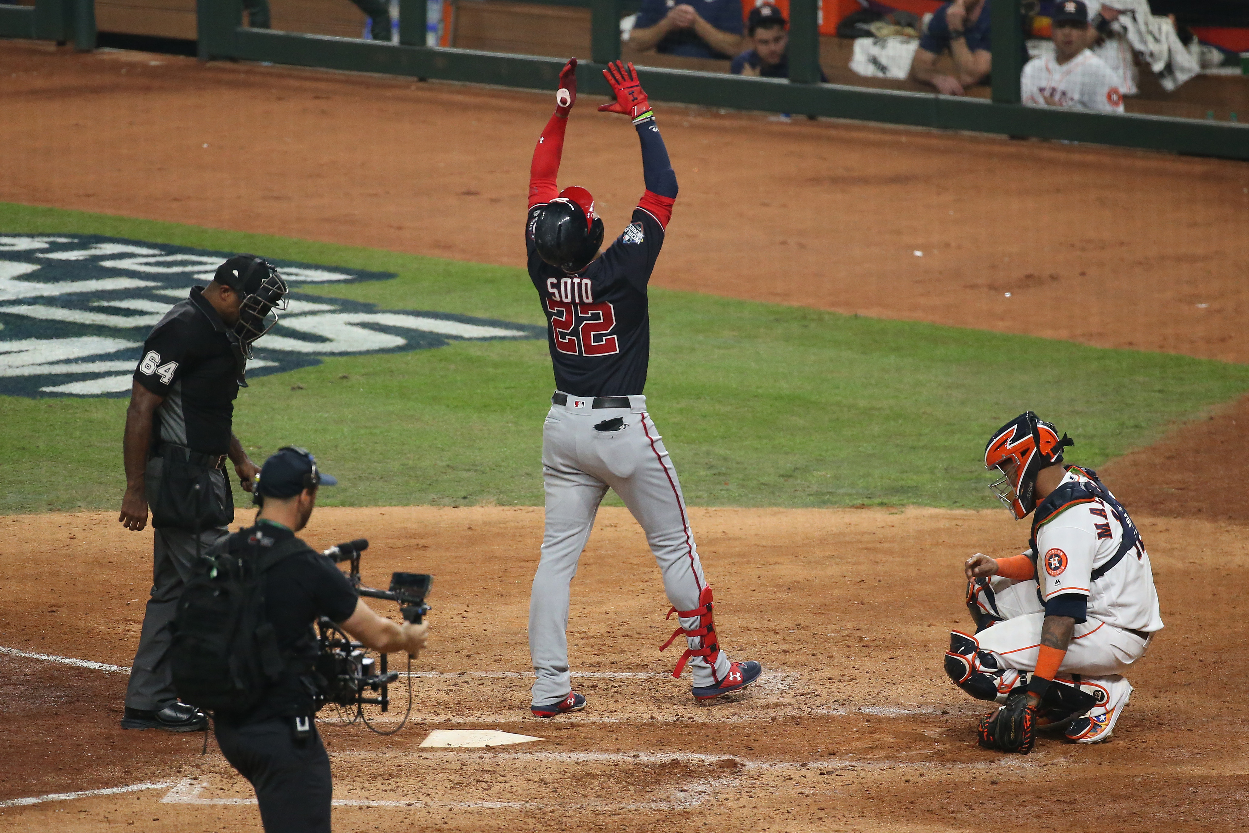 Soto definió con batazo clave el primer triunfo de Nacionales sobre Astros en la Serie Mundial