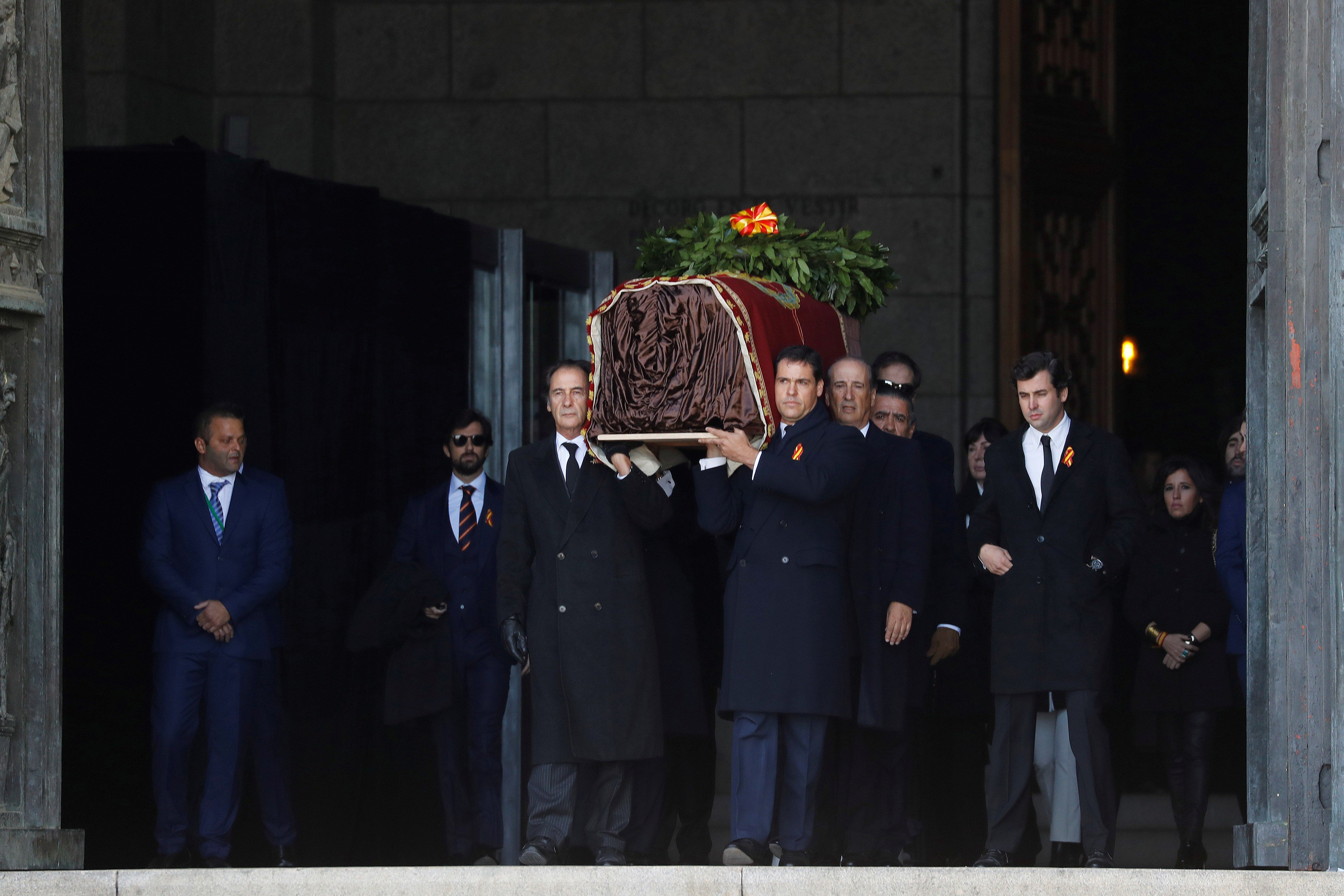 Los restos de Francisco Franco salen de la basílica del Valle de los Caídos (Fotos)