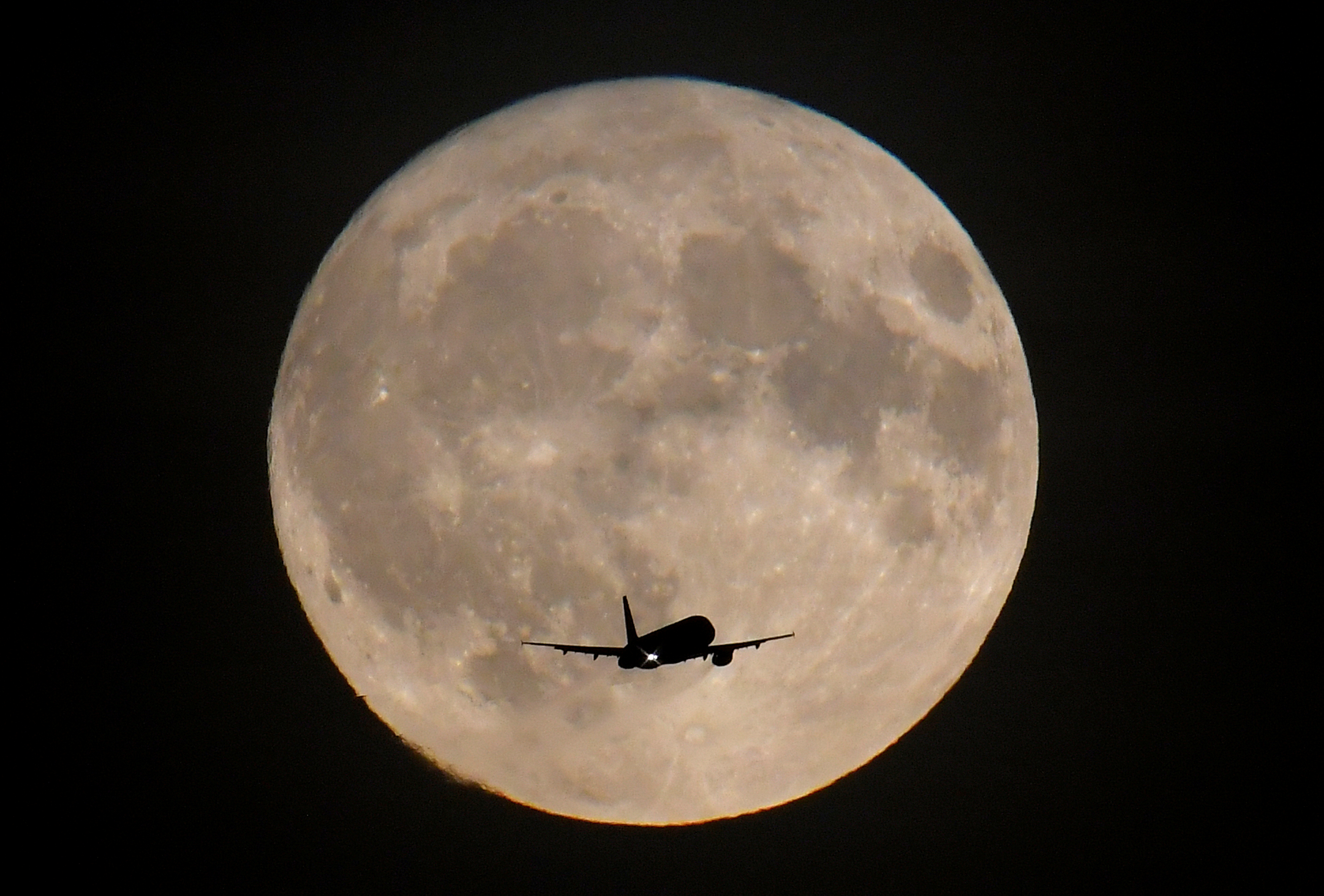 La Nasa planea enviar un robot para buscar agua en la Luna en 2022