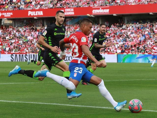 El jugador venezolano del Granada Darwin Machís (d), se dispone a golpear el balón, en el partido ante el Real Betis, correspondiente a la décima jornada de LaLiga Santander disputada en el Estadio Nuevo los Cármenes, en Granada. EFEl jugador venezolano del Granada Darwin Machís (d), se dispone a golpear el balón, en el partido ante el Real Betis, correspondiente a la décima jornada de LaLiga Santander disputada en el Estadio Nuevo los Cármenes, en Granada. EFE/Pepe TorresE/Pepe Torres