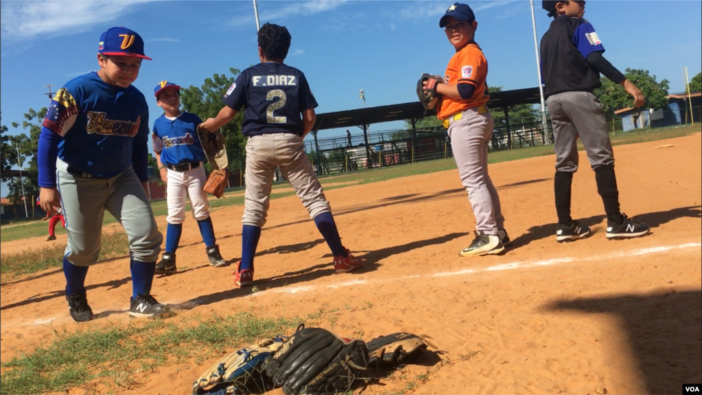 Los niños venezolanos destilan “fiebre” por el béisbol pese a la crisis