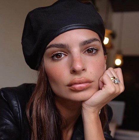 La FOTO de Emily Ratajkowski en la cama