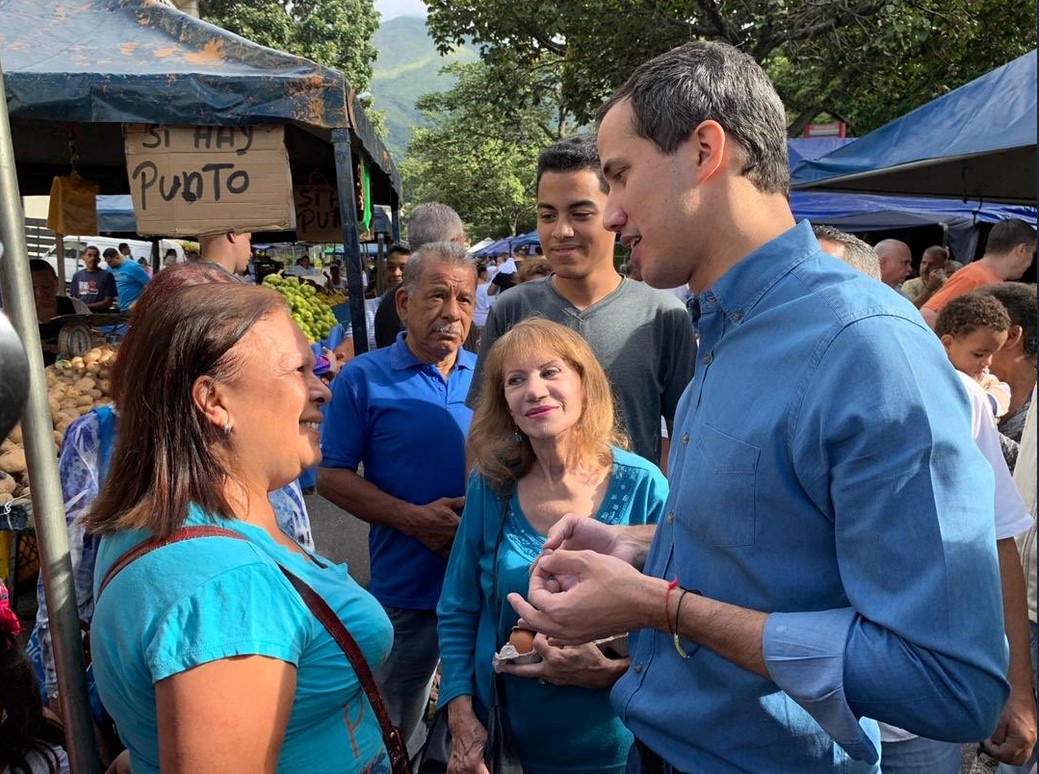 Guaidó en el mercado de La Urbina: El sueldo de los profesores no alcanza para nada (Video)