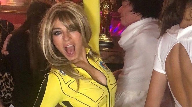 Liz Hurley impactó con un sensual traje de Kill Bill para Halloween