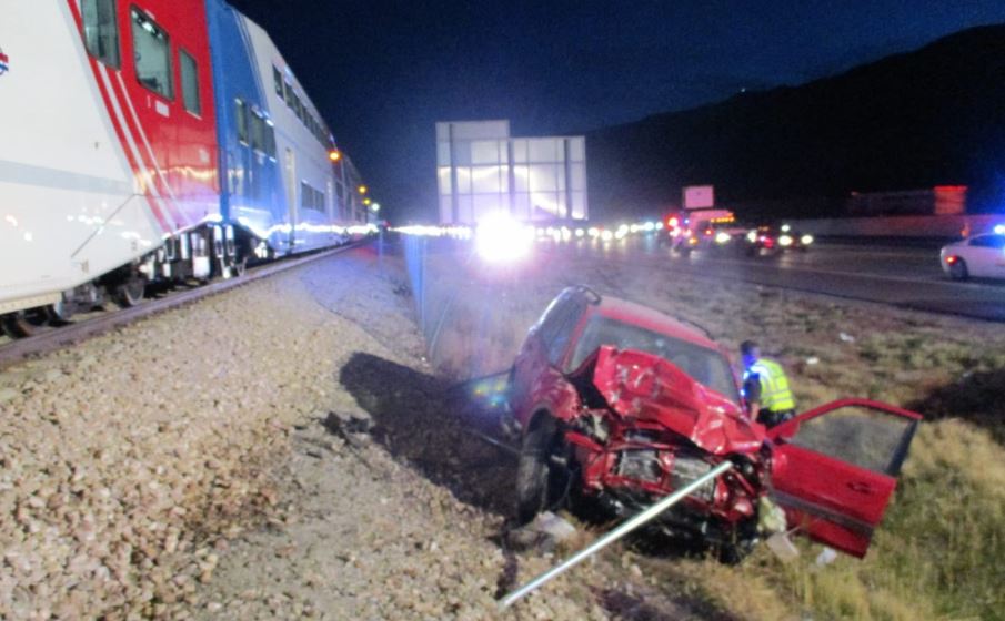 ¡MILAGRO! Policía lo sacó del auto instantes antes de que lo atropellara un tren (VIDEO)