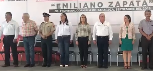 Profesor se confunde durante un acto público. Imagen captura.