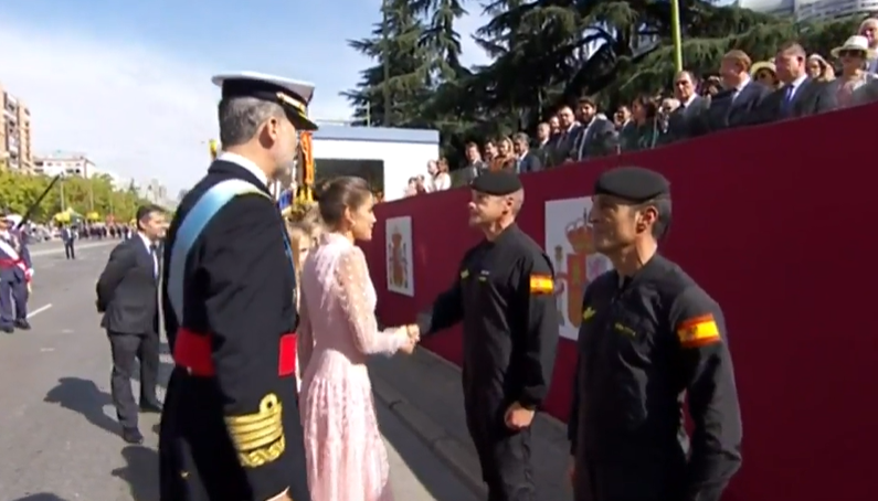 El paracaidista que ha chocado contra una farola se emociona durante el saludo a la Familia Real