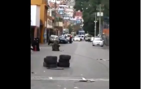 El momento en que el Sebin retiró con cautela una granada sin estallar en El Cementerio (Video)