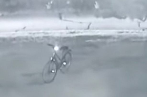 ¡Aterrador! Captura el momento en que una ‘figura invisible’ se desplaza en una bicicleta (video)