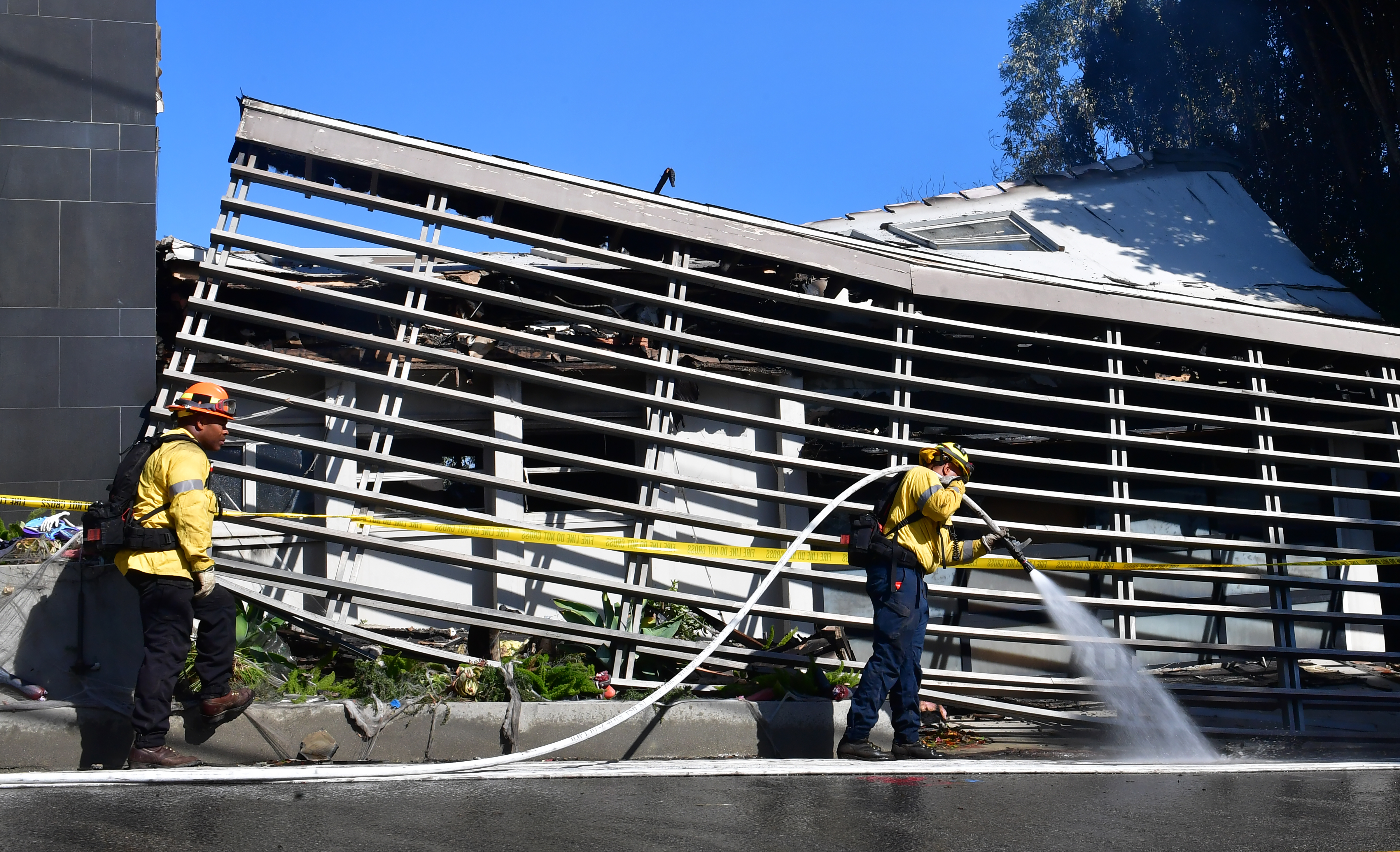 Los bomberos intentan contener los incendios en California ante la llegada de fuertes vientos