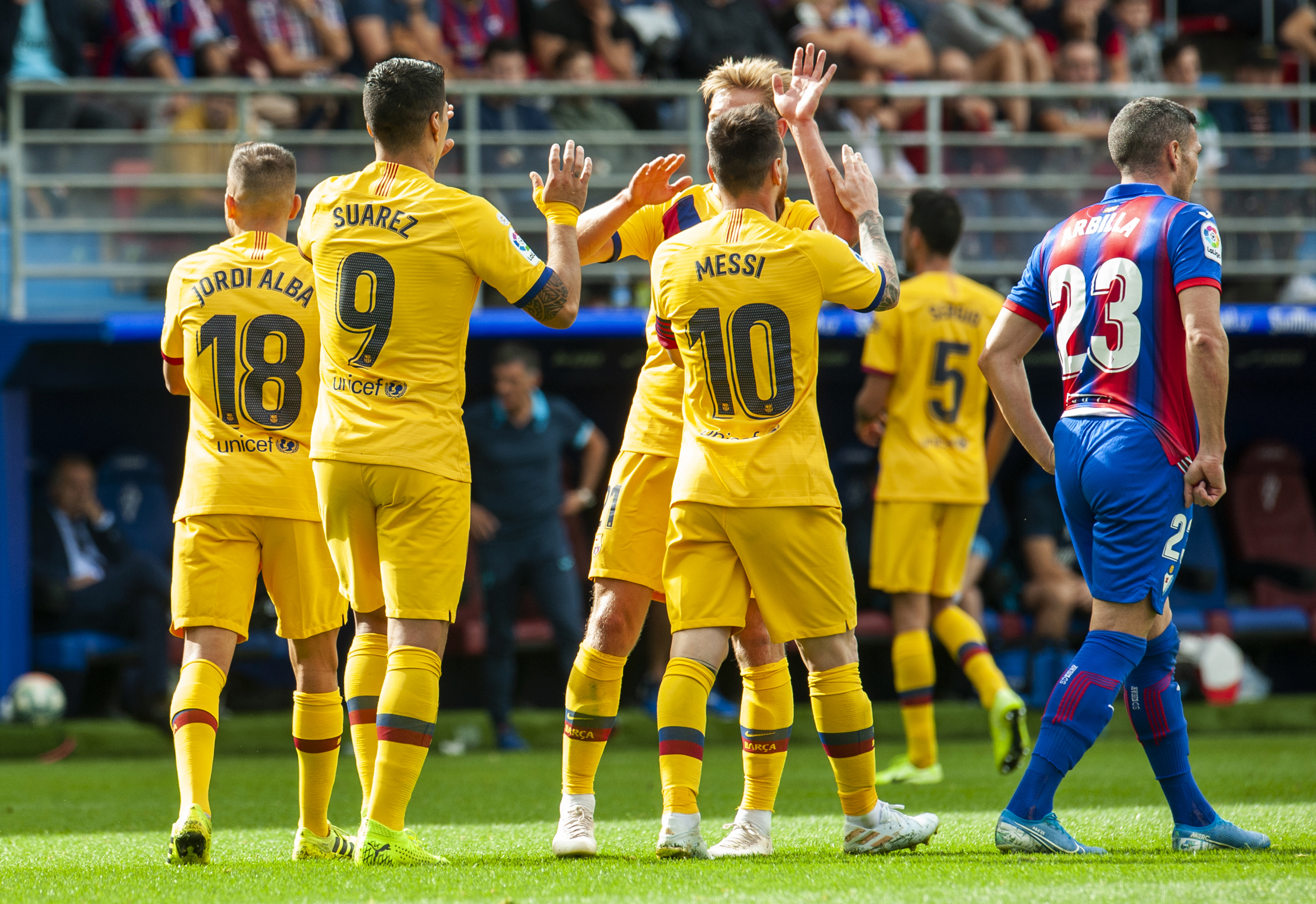 Barcelona nuevo líder gracias a su tridente y a la derrota del Real Madrid