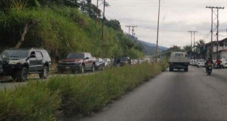 Continúan las MEGA COLAS para poder surtir combustible en Mérida #15Oct (Fotos)