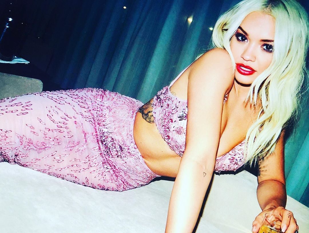 Las deliciosas curva de Rita Ora mientras vacaciona con estos pequeños bikinis (FOTOS + ¡Dios mío!)