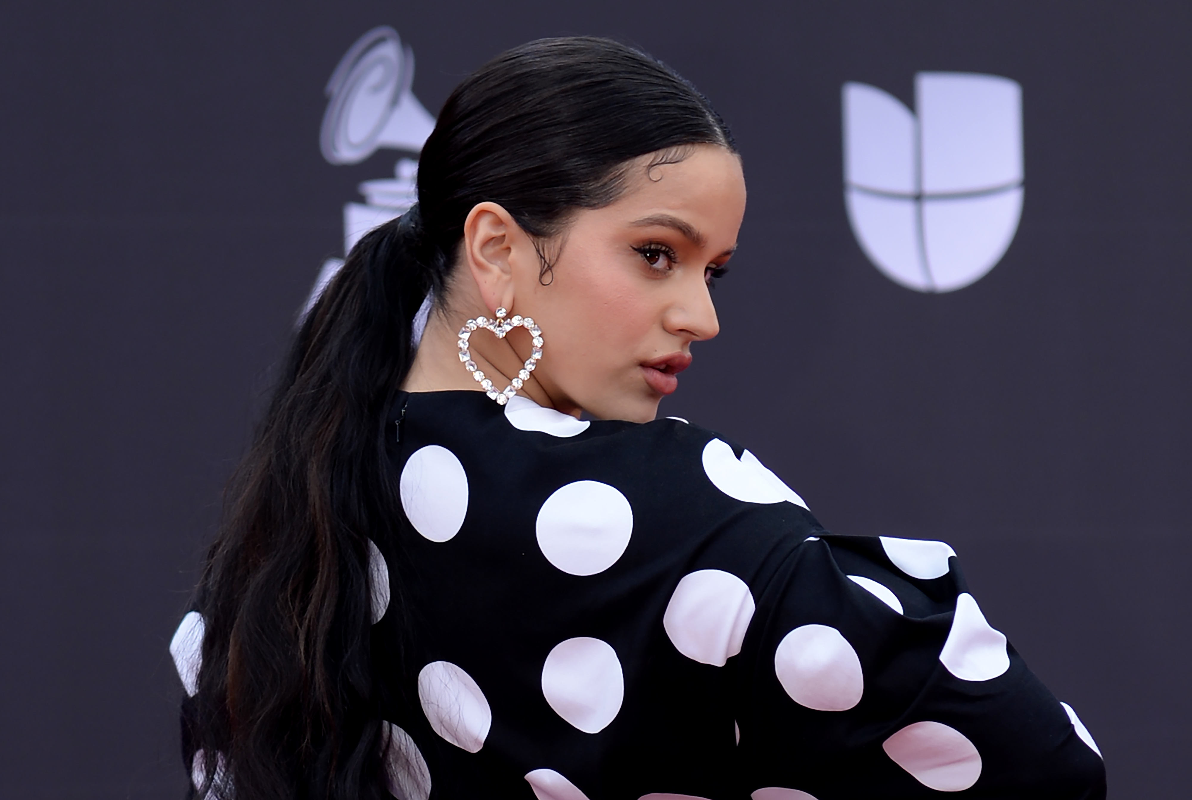 Así de divina se vio Rosalía en la alfombra de los Latin Grammy 2019 (FOTOS)