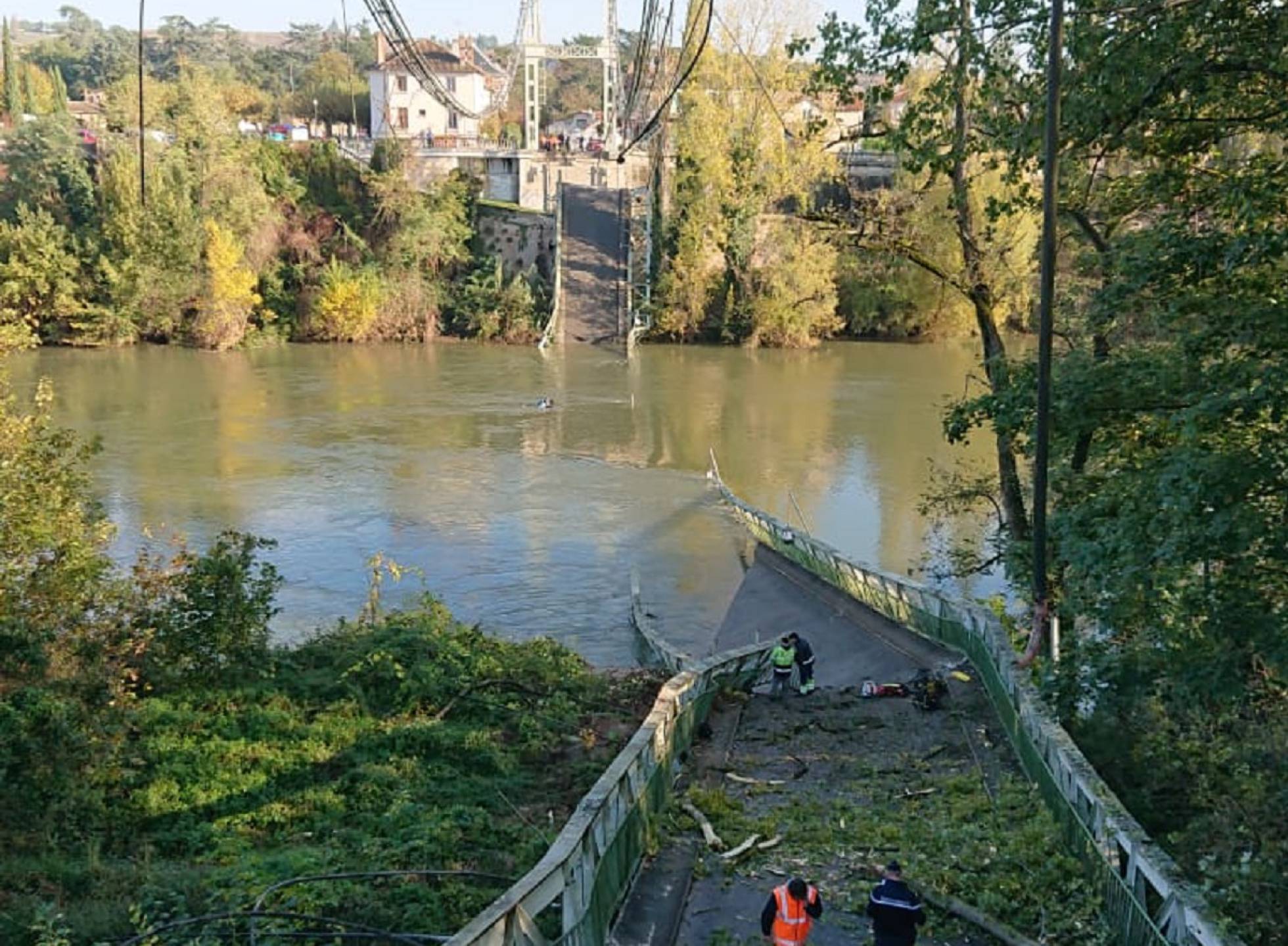 Un muerto y varios desaparecidos por el derrumbe de un puente en Francia