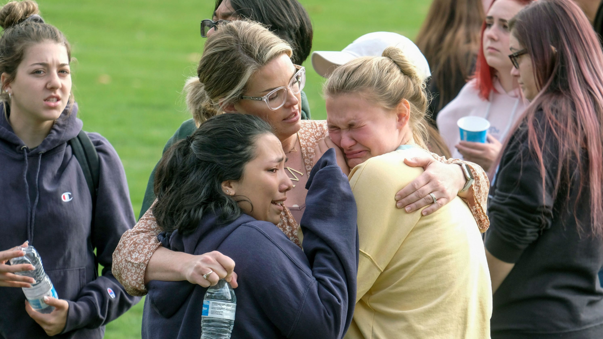 Los mensajes que una madre recibió de su hija durante tiroteo en escuela de California