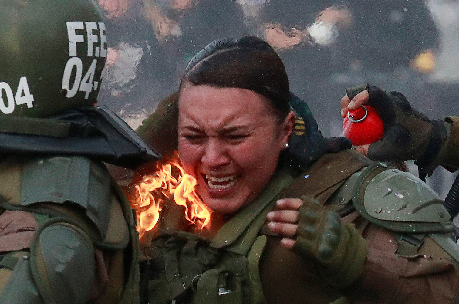 Dos policías chilenas envueltas en llamas por una molotov: La historia detrás de la foto