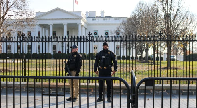 En la Casa Blanca insisten en retirar la cuarentena… pero en el Senado lo ven muy peligroso (VIDEO)