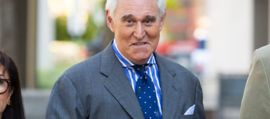 Roger Stone regresa a la Florida luego de ser condenado por un tribunal