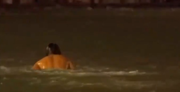 ¡Insólito! Graban a un hombre nadando en la Plaza de San Marcos de Venecia