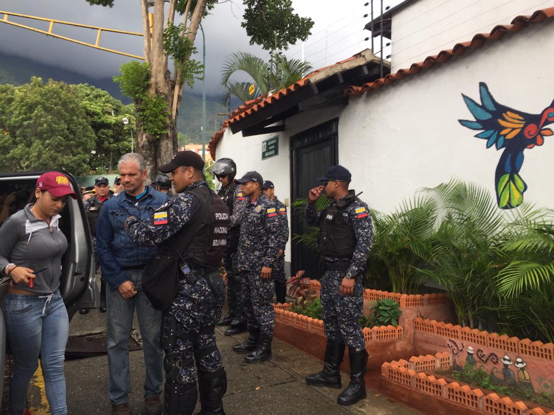 EN FOTOS: Efectivos policiales custodian embajada de Bolivia en Caracas #16Nov
