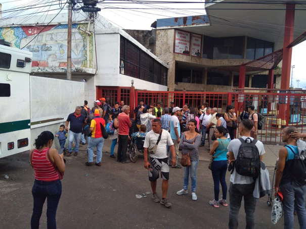 Confusión y accesos por trochas reinaron en el primer día del cierre fronterizo #21Nov