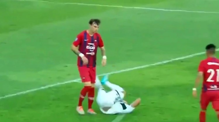 El ataque de ira del venezolano Fernando Amorebieta: Mordió a su rival en la cabeza en el clásico de Paraguay (Video)