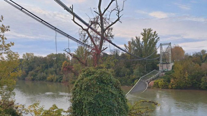 Un camión y un carro caen a un río de Francia tras derrumbe de un puente