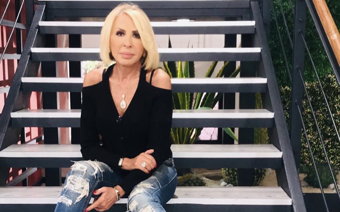 “Una momia en el agua”: Destruyen a Laura Bozzo por este sensual video en la piscina