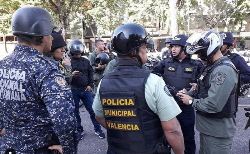 Un contralmirante y dos poliCarabobos se cayeron a tiros resultando heridos