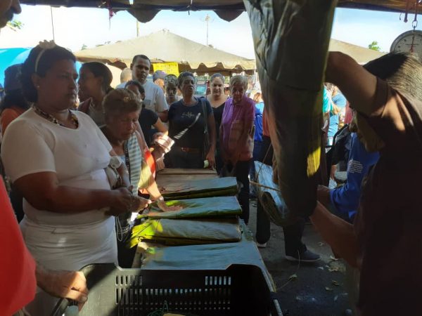 Productos navideños vuelan de las ferias a cielo abierto en La Guaira