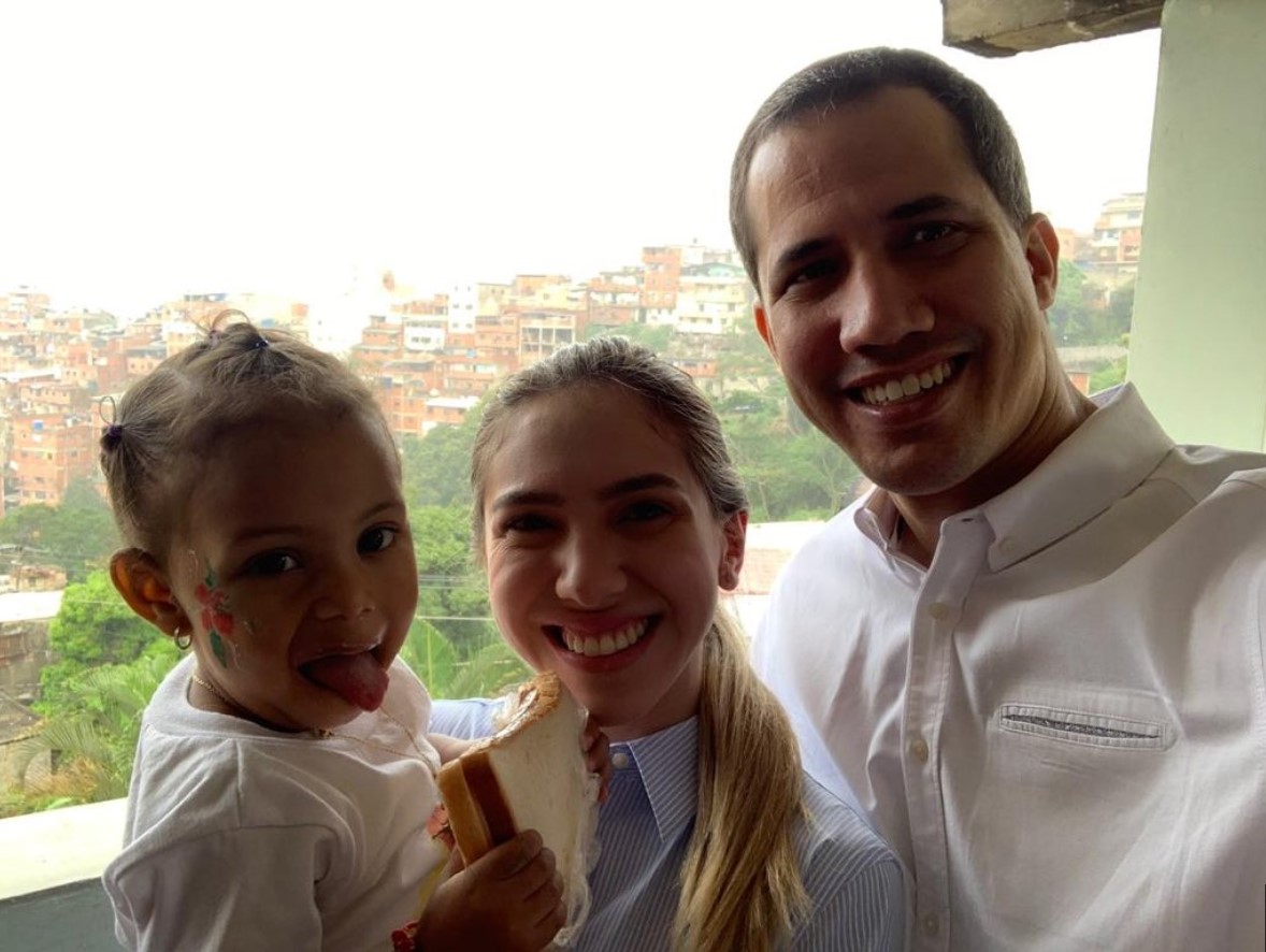 Juan Guaidó y Fabiana Rosales entregaron juguetes en Petare, la barriada de “Pipo” (Fotos)