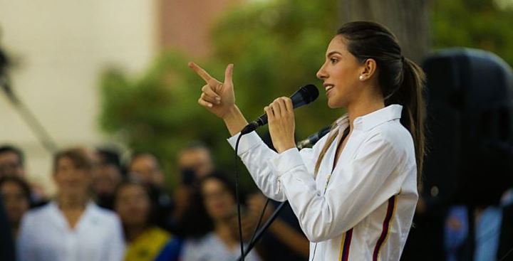 Fabiana Rosales reconoce lucha y valor de los profesores universitarios en su día