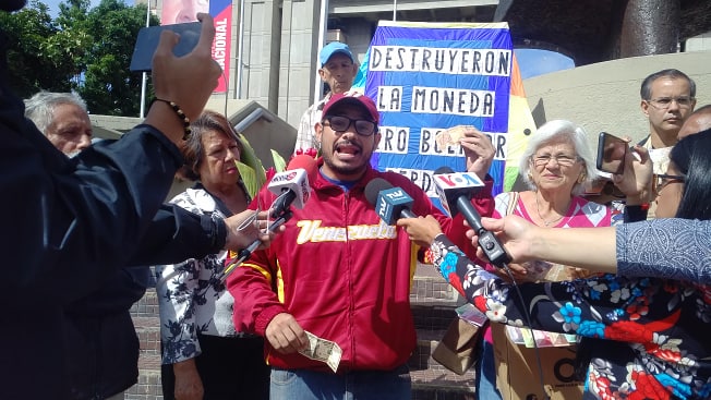 Caraqueños realizaron protesta “Funeral del Bolívar Soberano” con cajas Clap como ataúdes