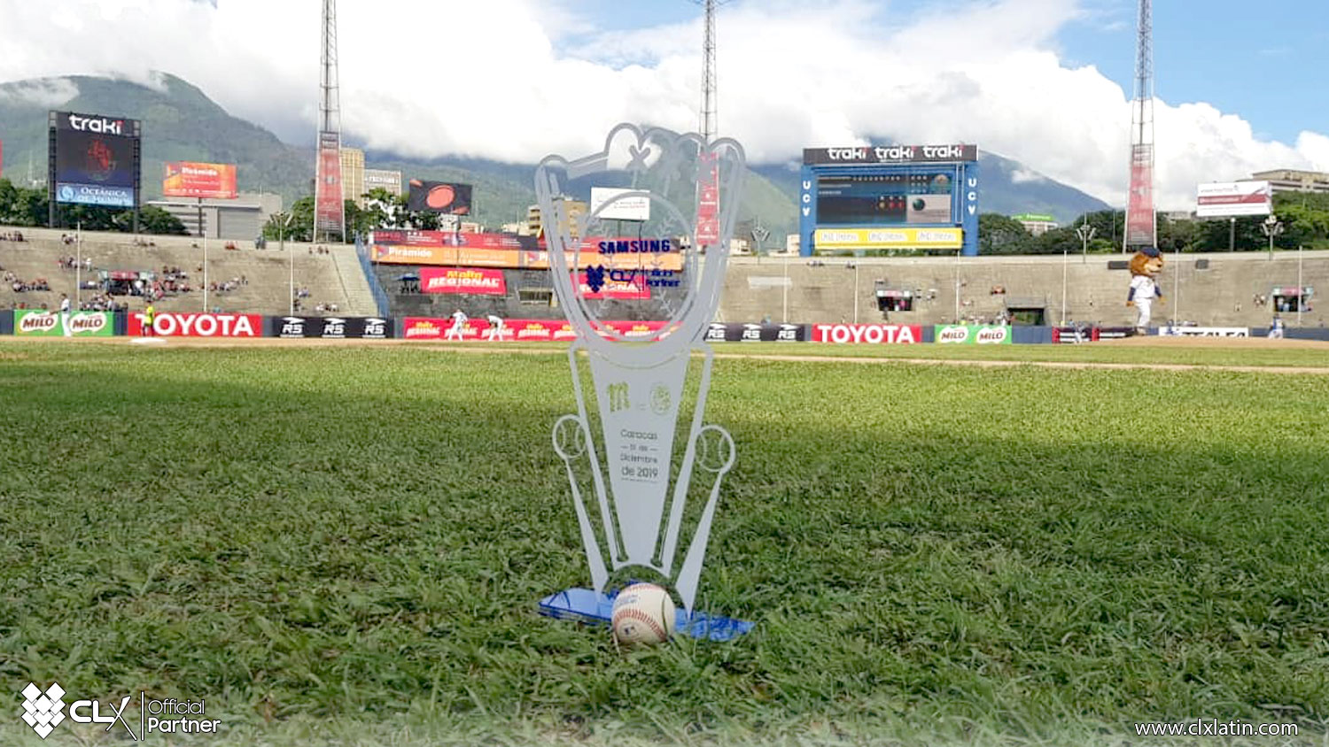 Entrega de la Copa CLX fue todo un éxito entre jugadores y fanáticos de los eternos rivales