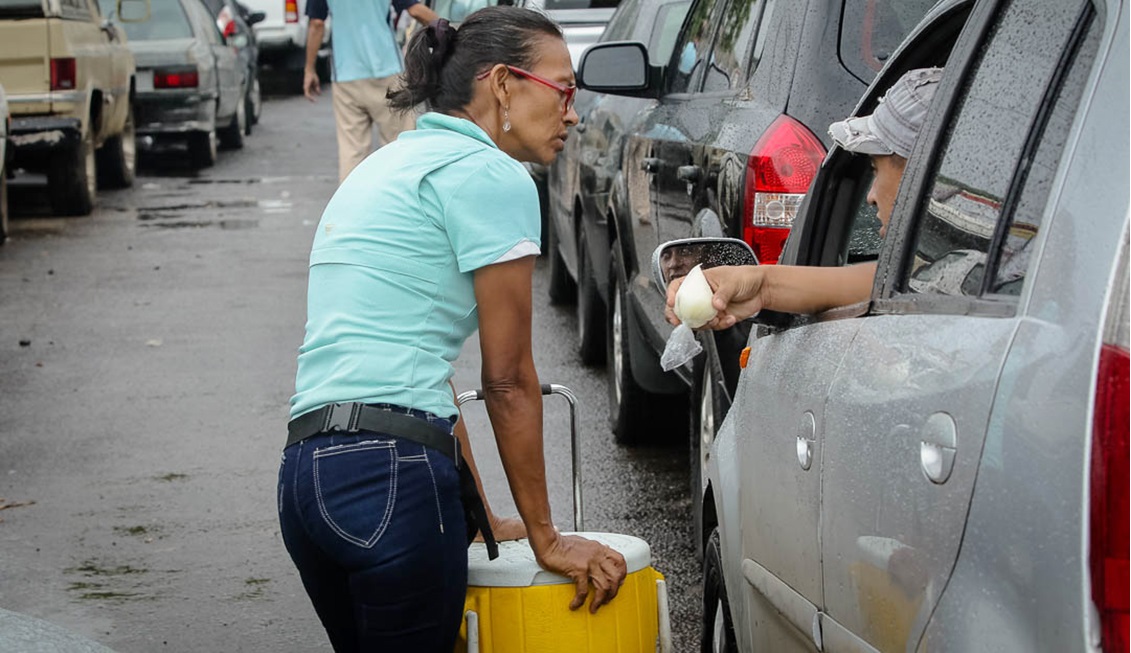 Conductores en Guayana pasan asueto decembrino condenados a una cola para surtir gasolina