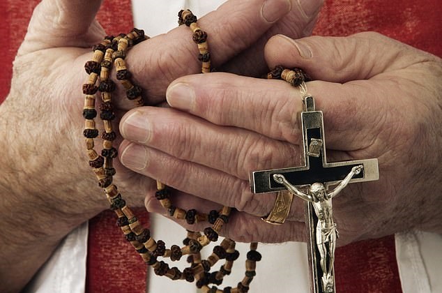 Escalofriante: La venganza de un joven contra el sacerdote que abusó sexualmente de él