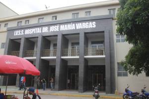 Área de hospitalización y consulta del Hospital Vargas sumergidos en la basura #20Feb (Fotos)
