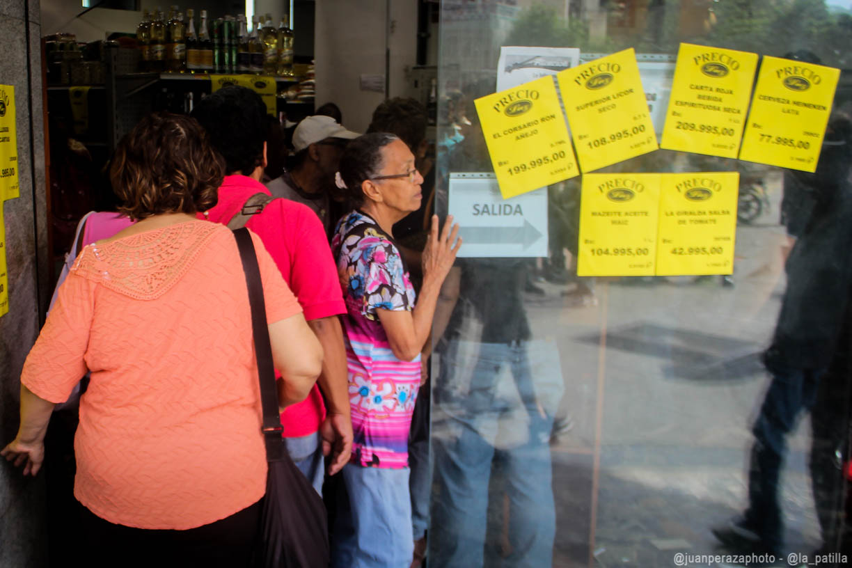 “Están usándonos como conejillos de indias”, hablan los pensionados en colas para el canje del petro