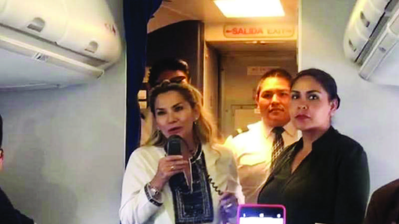 Presidente de Bolivia viajó en un vuelo comercial y sorprendió a los pasajeros (video)