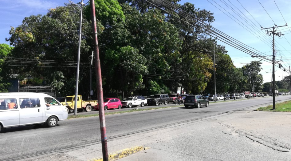 Así están las MEGA COLAS en Cojedes para surtir gasolina #8Dic (Fotos)