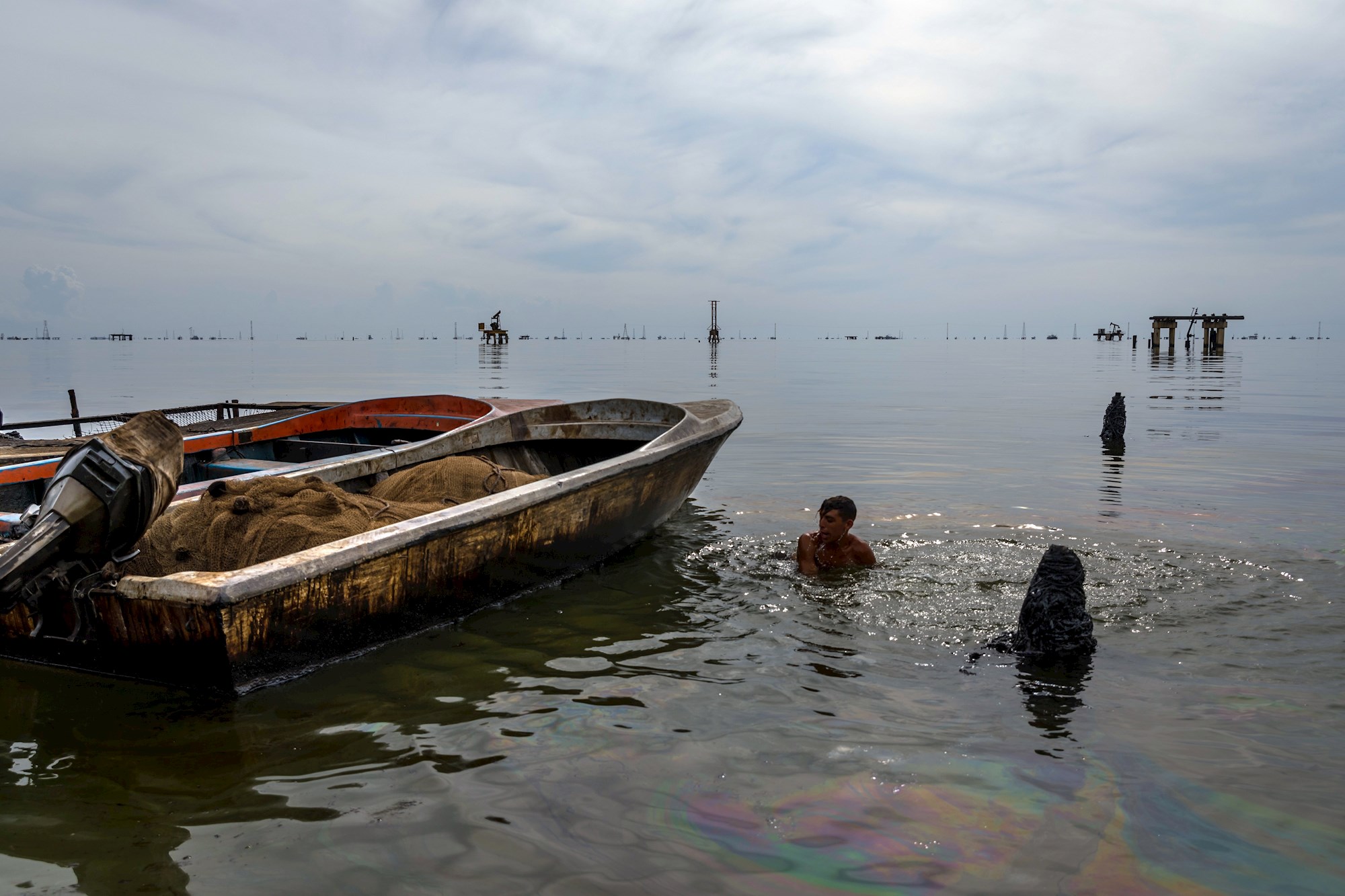 Guardacostas rescataron a tres pescadores a la deriva en su lancha en Punto Fijo