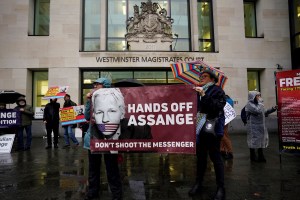 Assange asegura que fue espiado en la Embajada de Ecuador