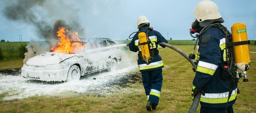 En Hialeah se incendió un vehículo con los ocupantes adentro